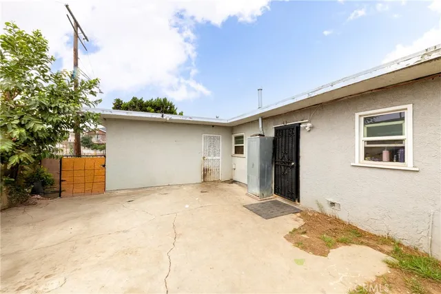 a view of a house with a backyard