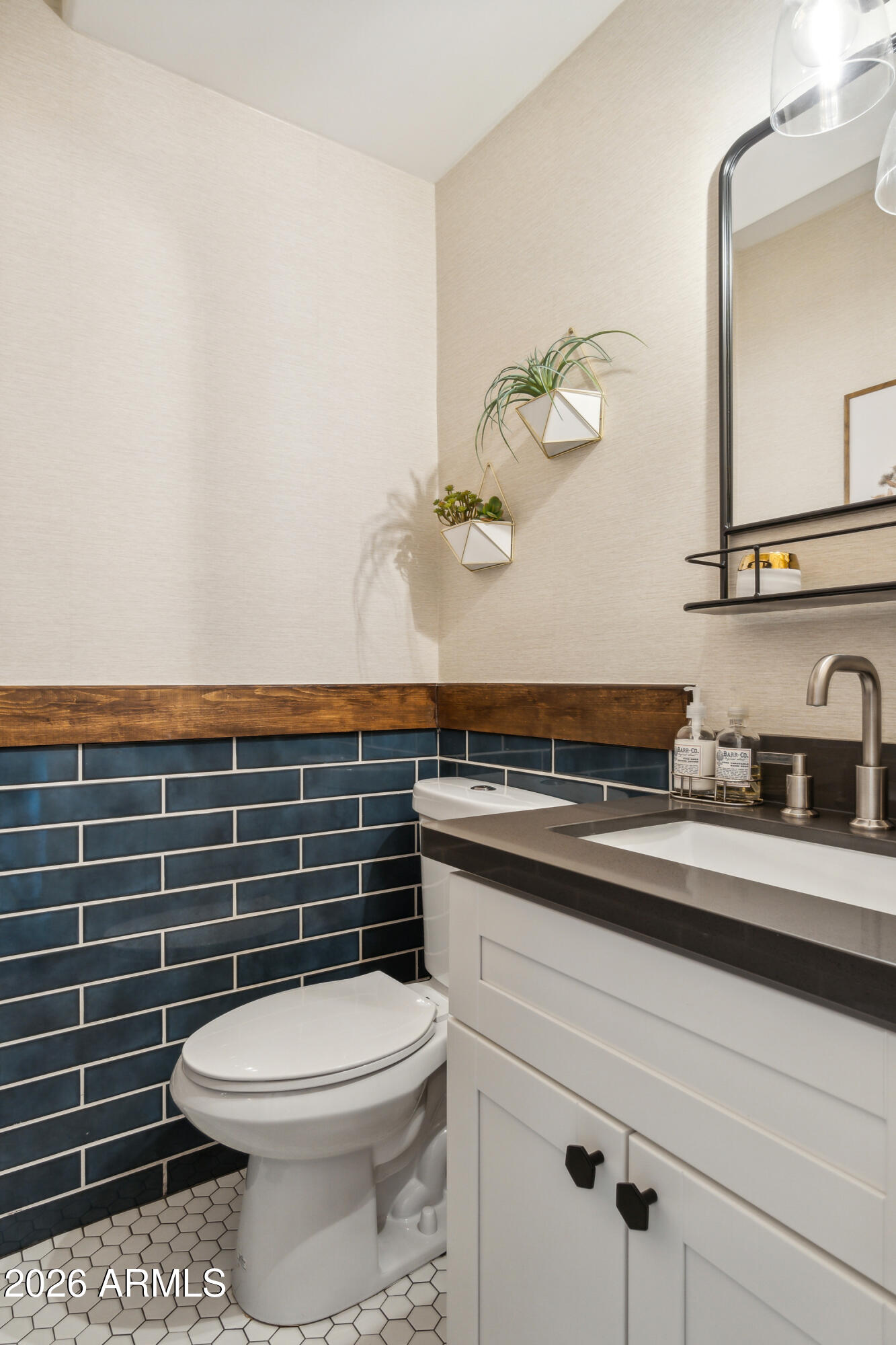 6750 North 13th Street Phoenix, AZ 85014 - Photo 18 of 27 Guest Bathroom