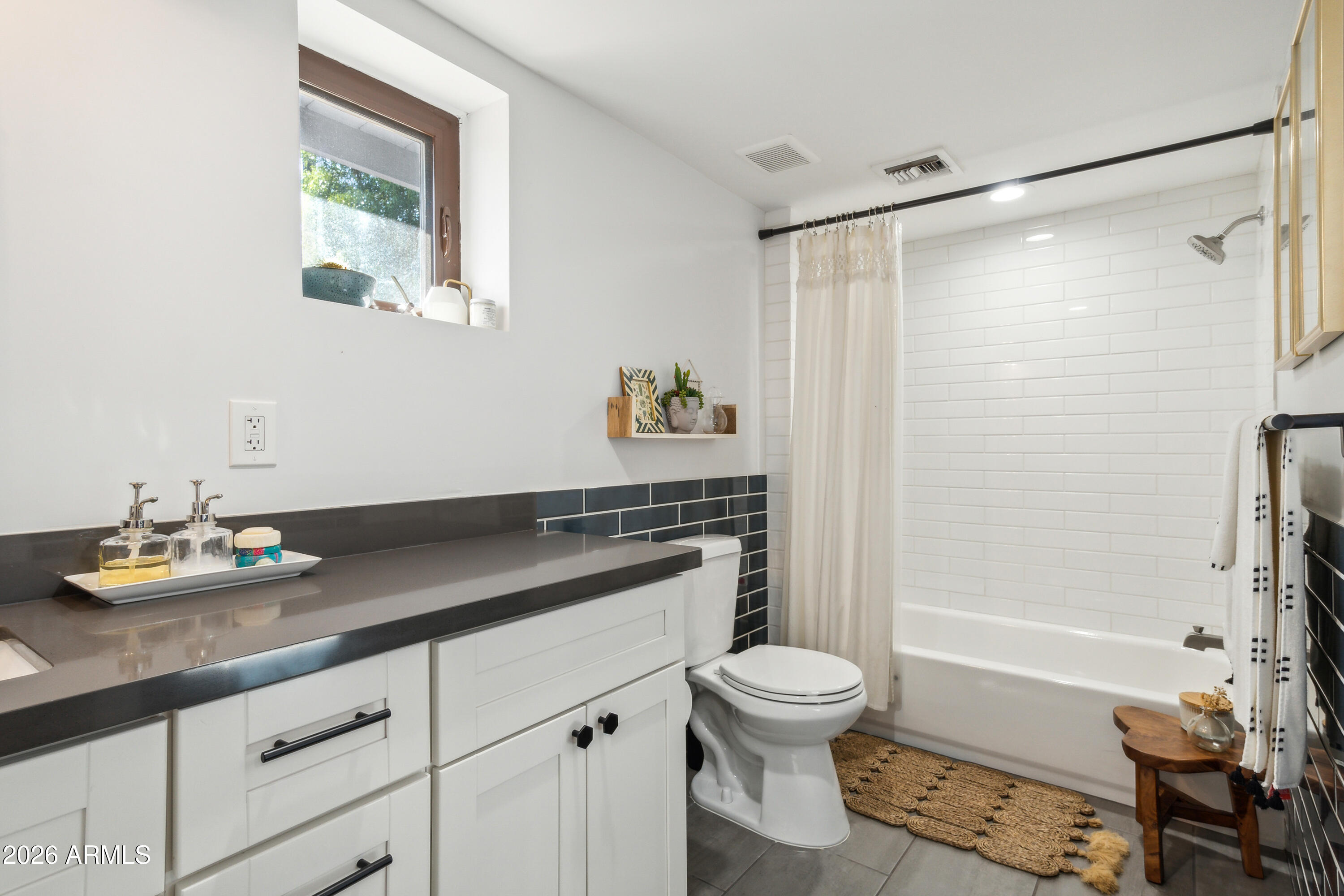 6750 North 13th Street Phoenix, AZ 85014 - Photo 23 of 27 Bathroom