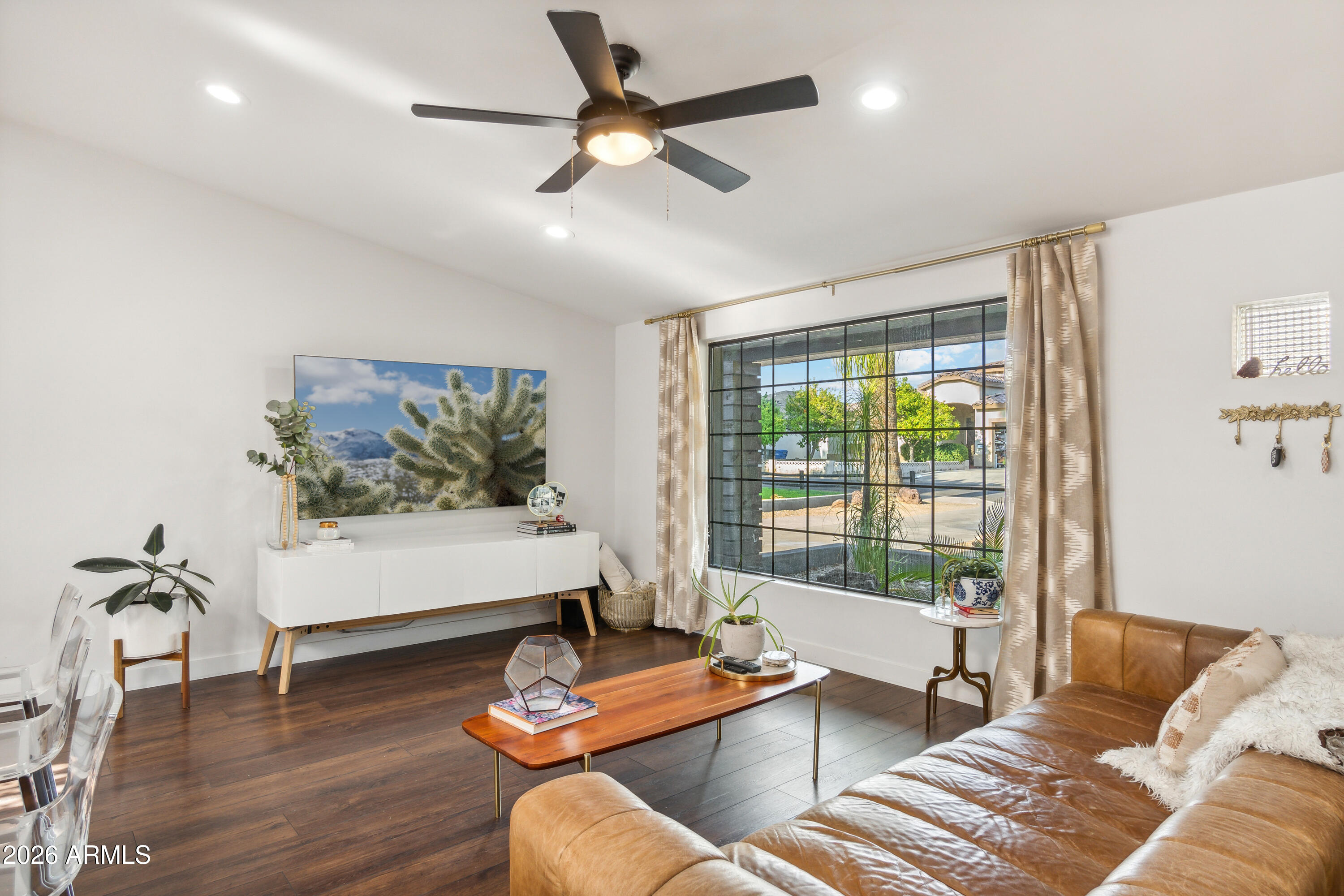 6750 North 13th Street Phoenix, AZ 85014 - Photo 6 of 27 Living Room