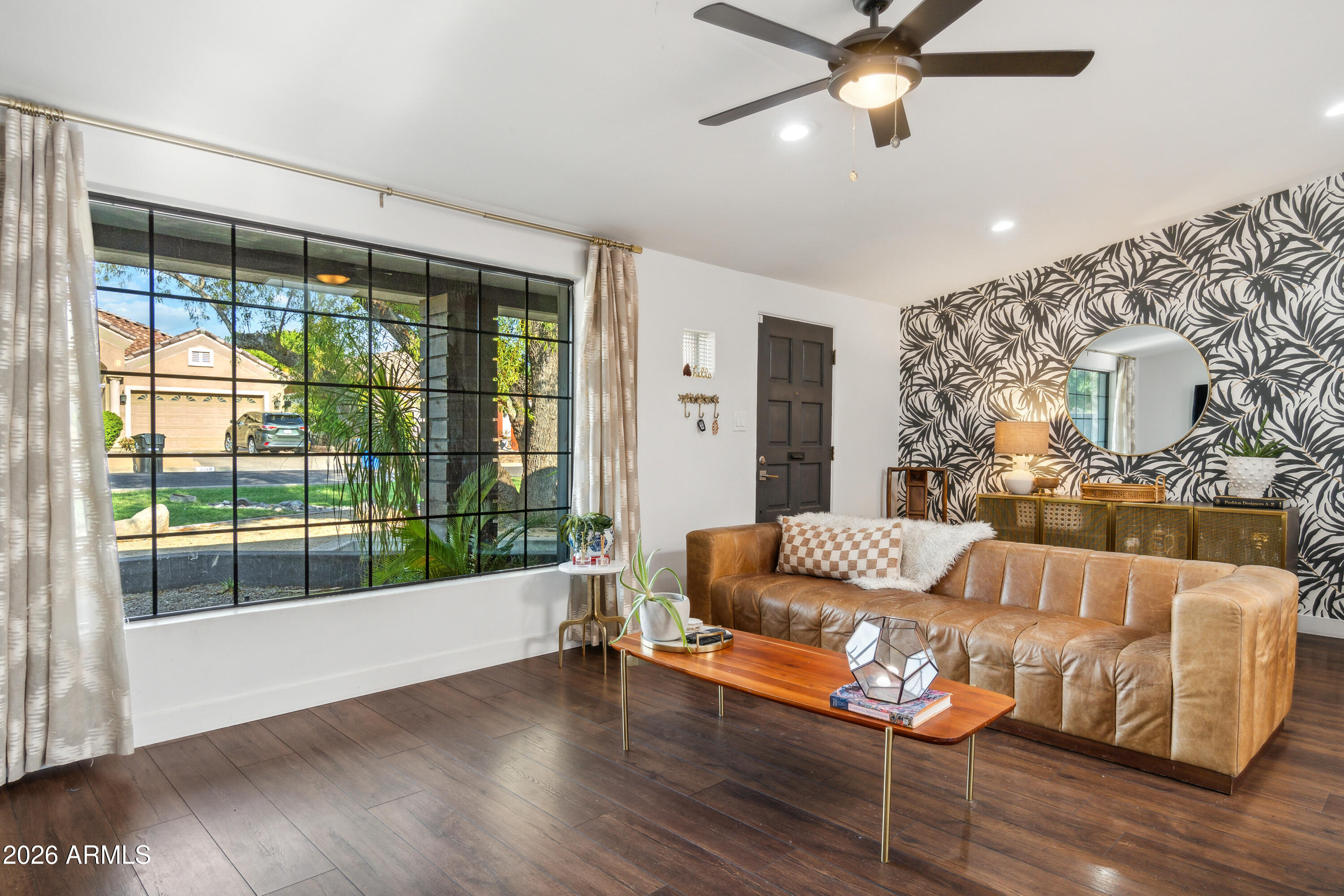6750 North 13th Street Phoenix, AZ 85014 - Photo 8 of 27 Living Room
