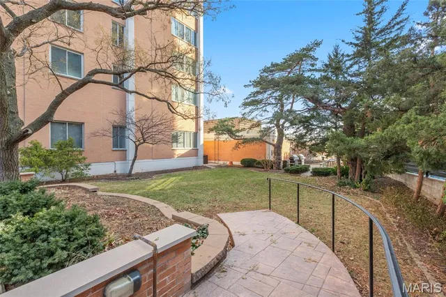 $169,000 | 900 South Hanley Road, Unit 11B, Clayton, MO 63105