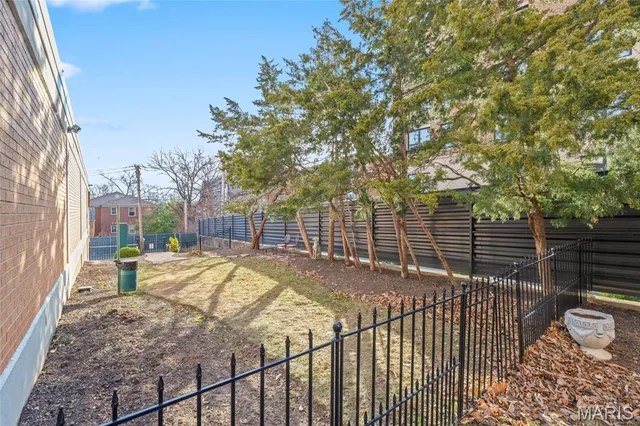 $169,000 | 900 South Hanley Road, Unit 11B, Clayton, MO 63105