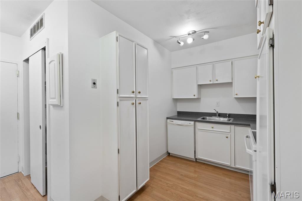 900 South Hanley Road, Unit 11B Clayton, MO 63105 - Photo 8 of 31