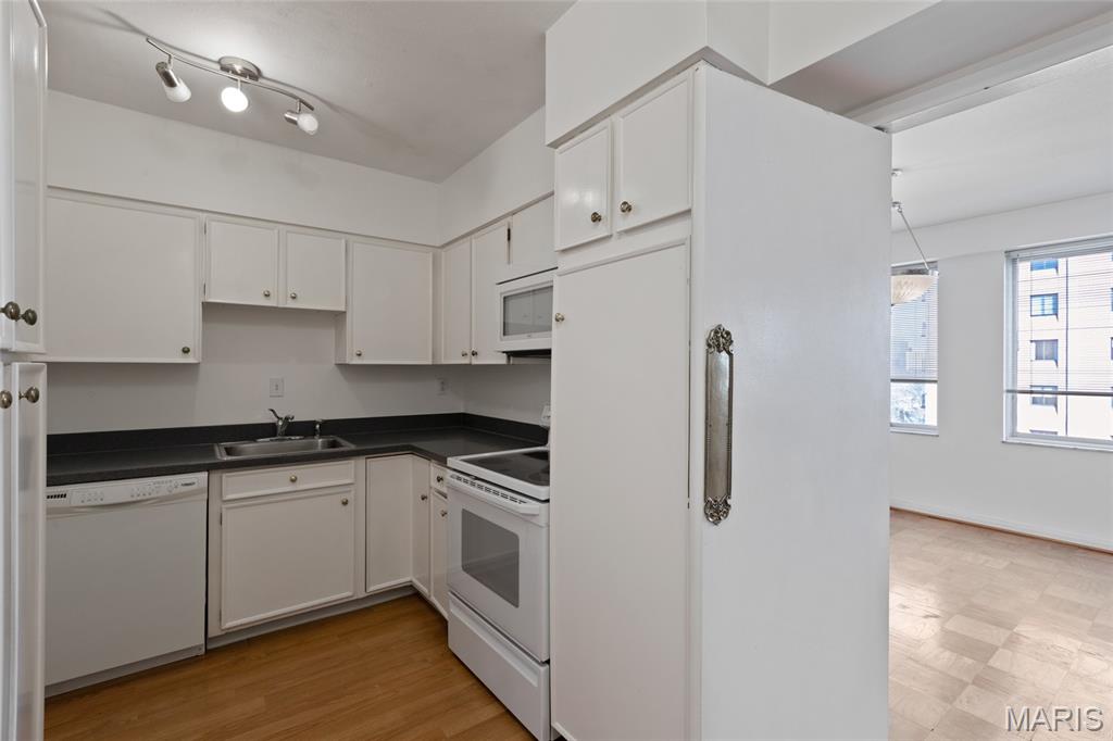 900 South Hanley Road, Unit 11B Clayton, MO 63105 - Photo 9 of 31