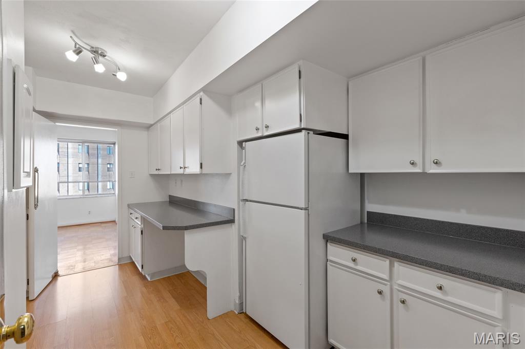 900 South Hanley Road, Unit 11B Clayton, MO 63105 - Photo 10 of 31