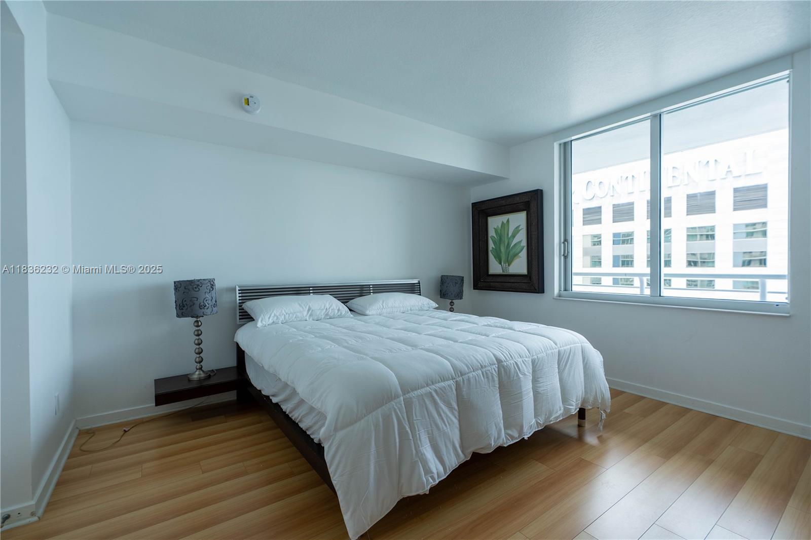 335 South Biscayne Boulevard, Unit 3410 Miami, FL 33131 - Photo 27 of 51 a bedroom with a bed and a window