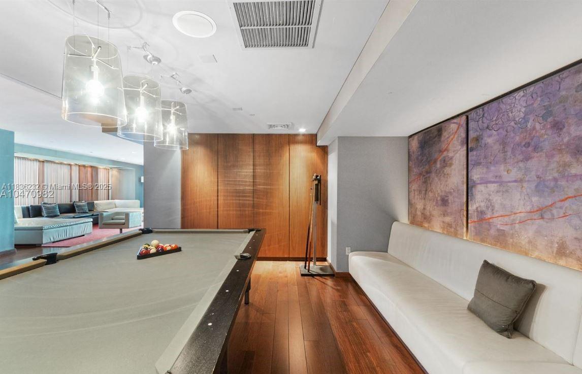 335 South Biscayne Boulevard, Unit 3410 Miami, FL 33131 - Photo 42 of 51 a very nice looking room with a large window