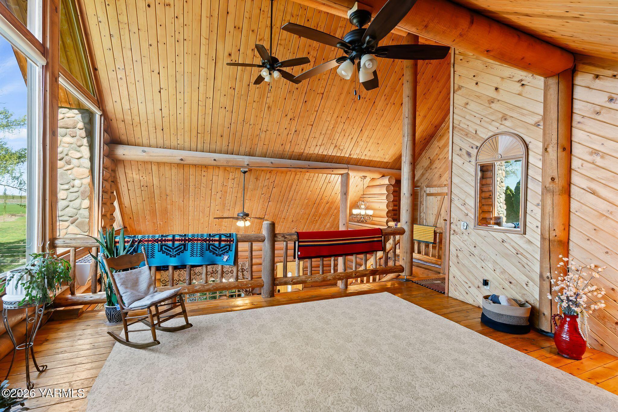2550 Kays Road Wapato, WA 98951 - Photo 20 of 52 a living room with furniture and a window