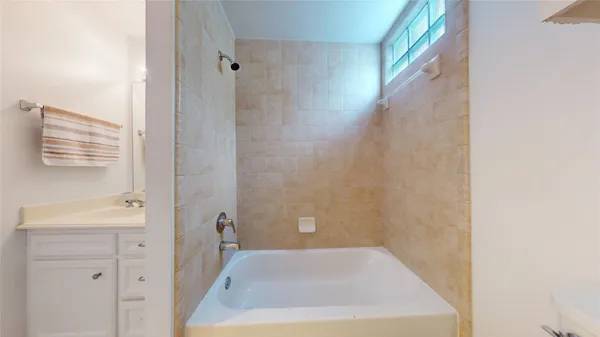 $1,850 | 8715 Meadowcroft Drive, Unit 902, Houston, TX 77063