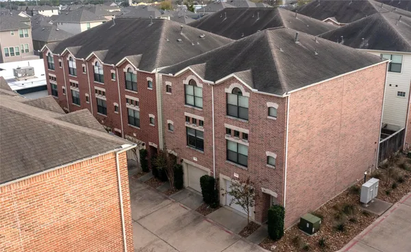 $1,850 | 8715 Meadowcroft Drive, Unit 902, Houston, TX 77063