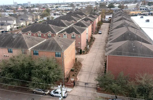 $1,850 | 8715 Meadowcroft Drive, Unit 902, Houston, TX 77063