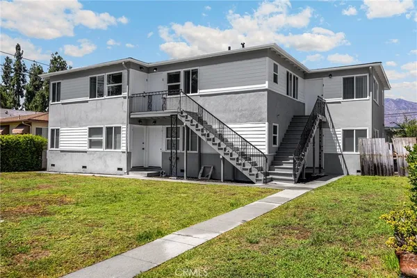 a view of a house with a yard