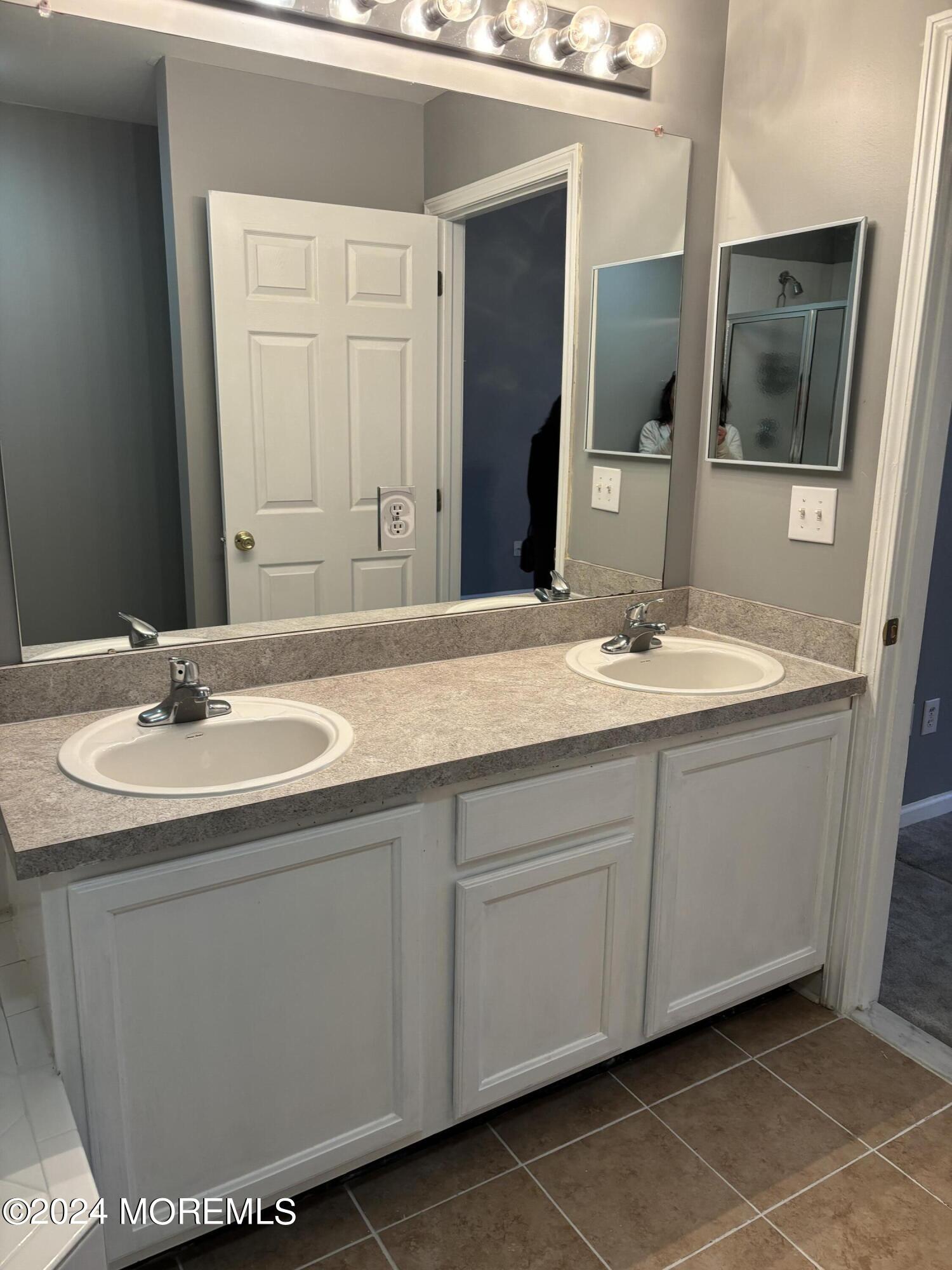 48 Oxford Court Manalapan, NJ 07726 - Photo 15 of 25 IMG_4918