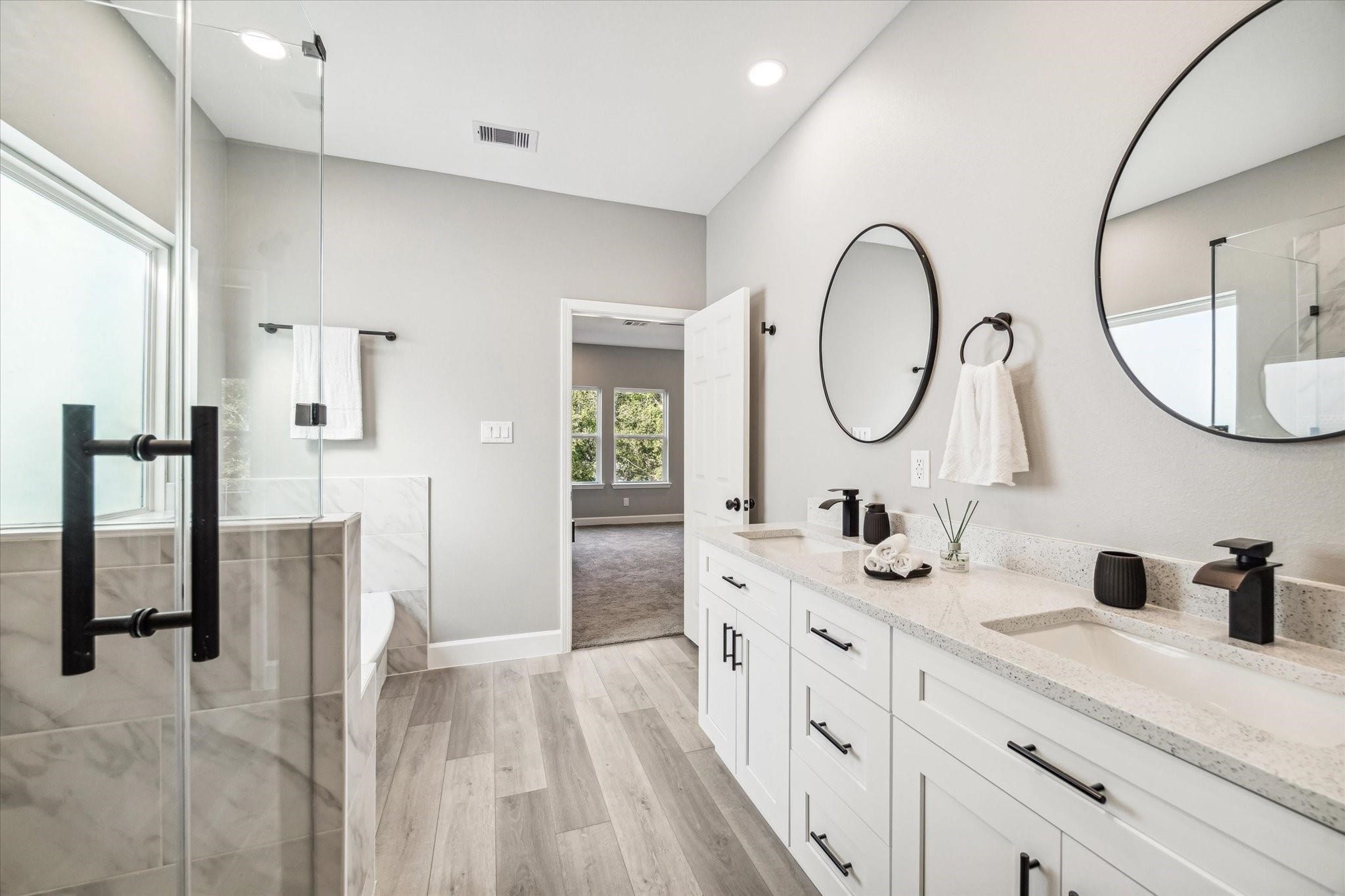 982 Randolph Street Houston, TX 77088 - Photo 10 of 12 Ultra Luxurious Main En-Suite