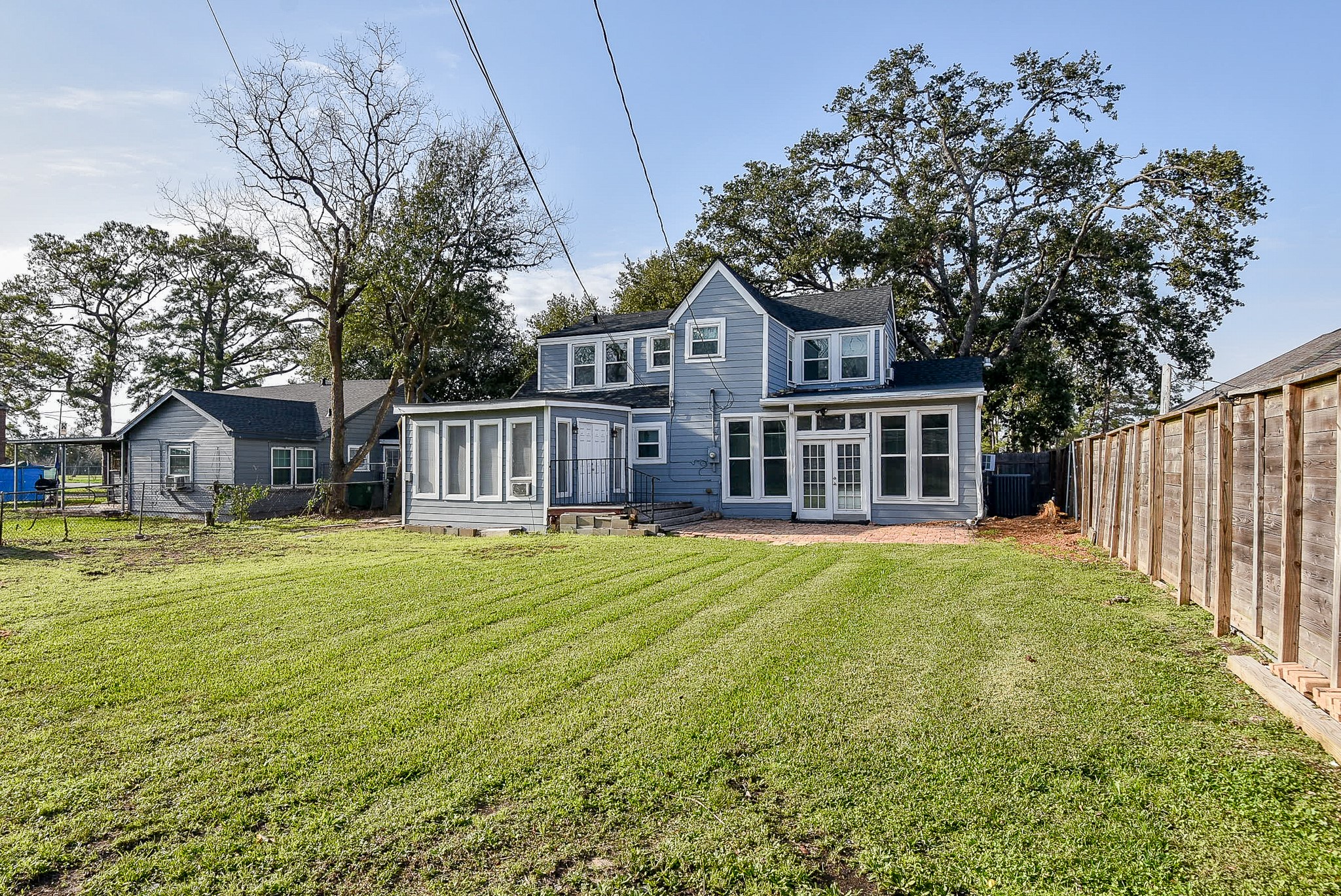 4916 Old Spanish Trail Houston, TX 77021 - Photo 29 of 32 a front view of a house with a yard table and chairs