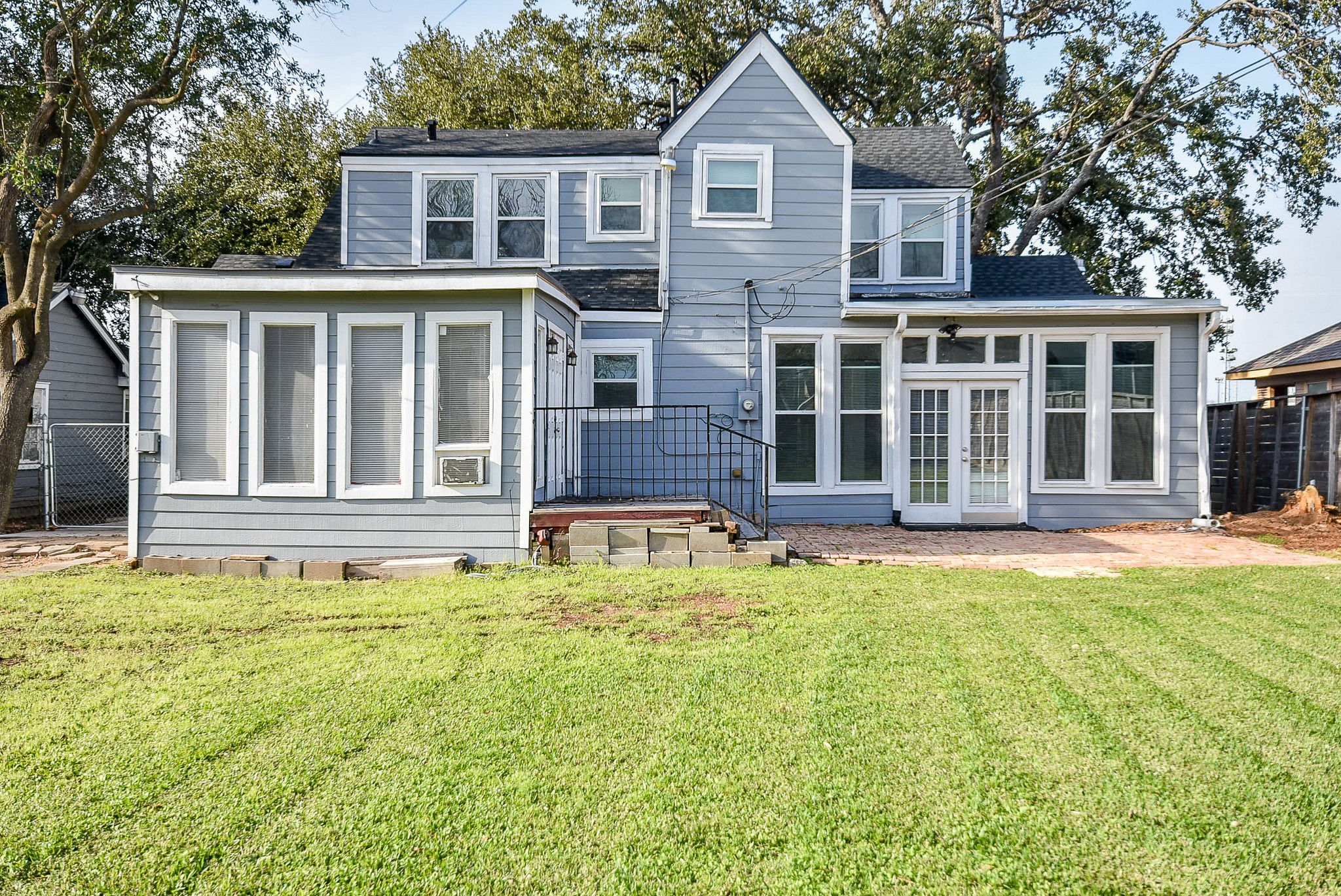 4916 Old Spanish Trail Houston, TX 77021 - Photo 30 of 32 a house with swimming pool in front of it