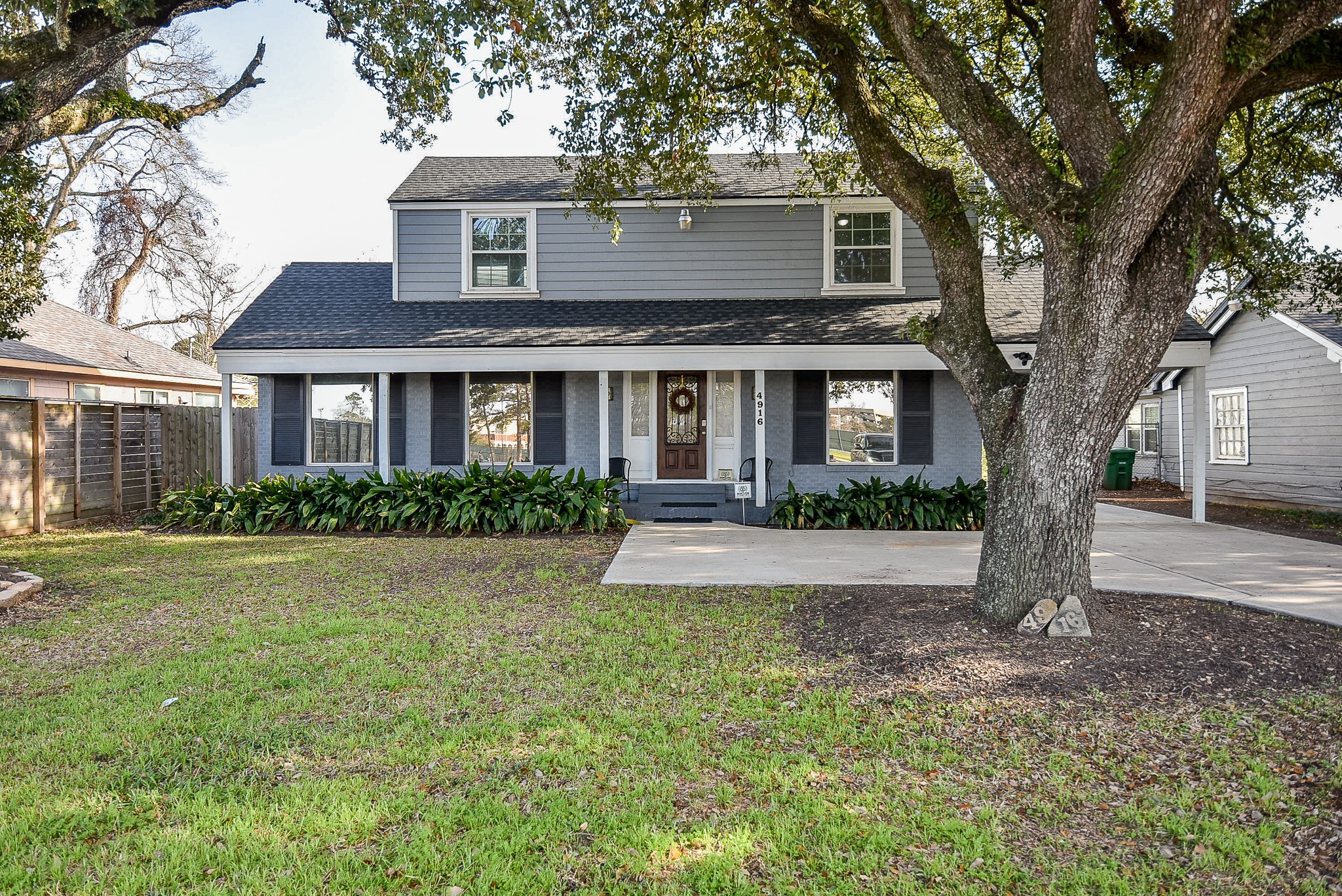4916 Old Spanish Trail Houston, TX 77021 - Photo 32 of 32 a front view of a house with garden