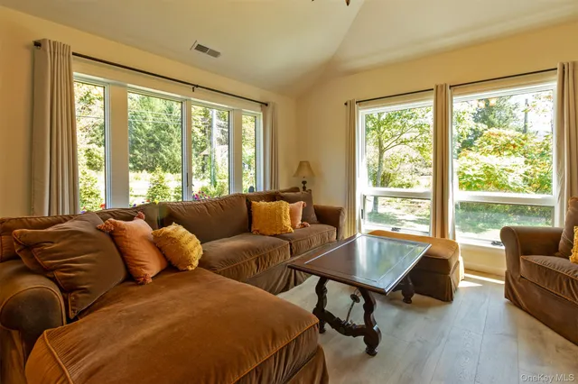 a view of a house with backyard and garden