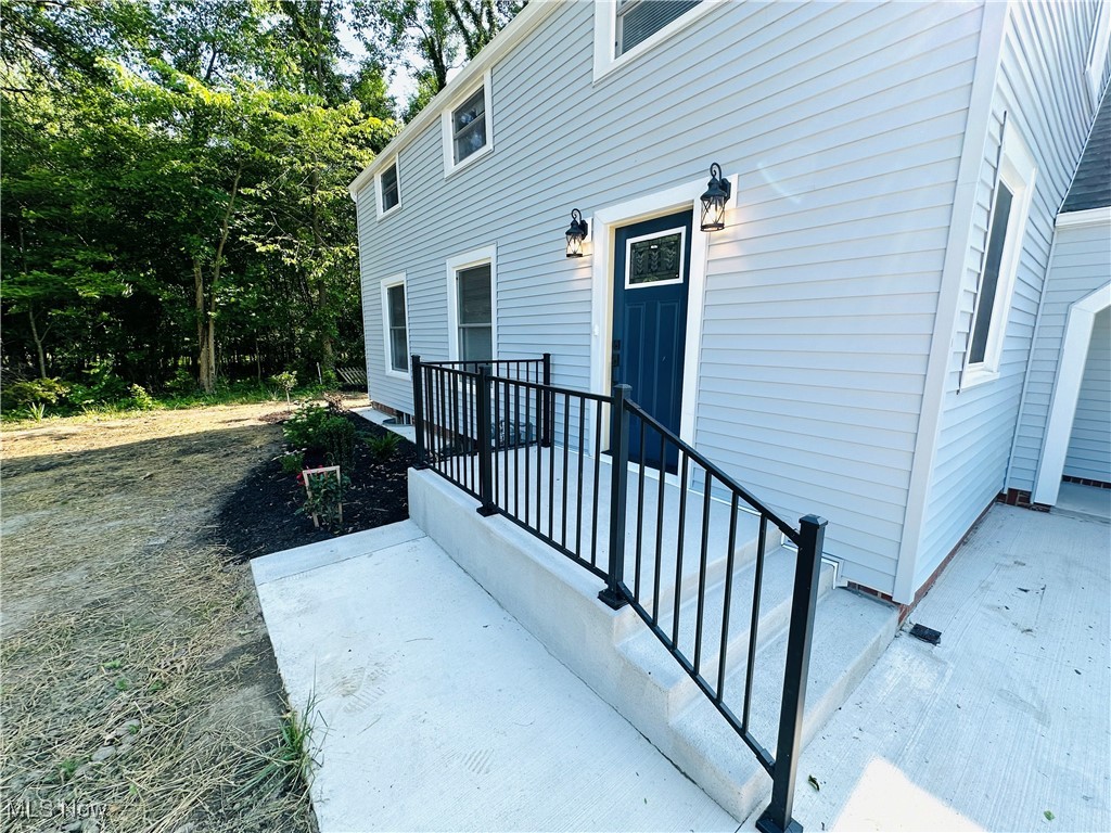 568 North Road Southeast Warren, OH 44484 - Photo 11 of 49 View of exterior entry w/new concrete and new black porch railings.