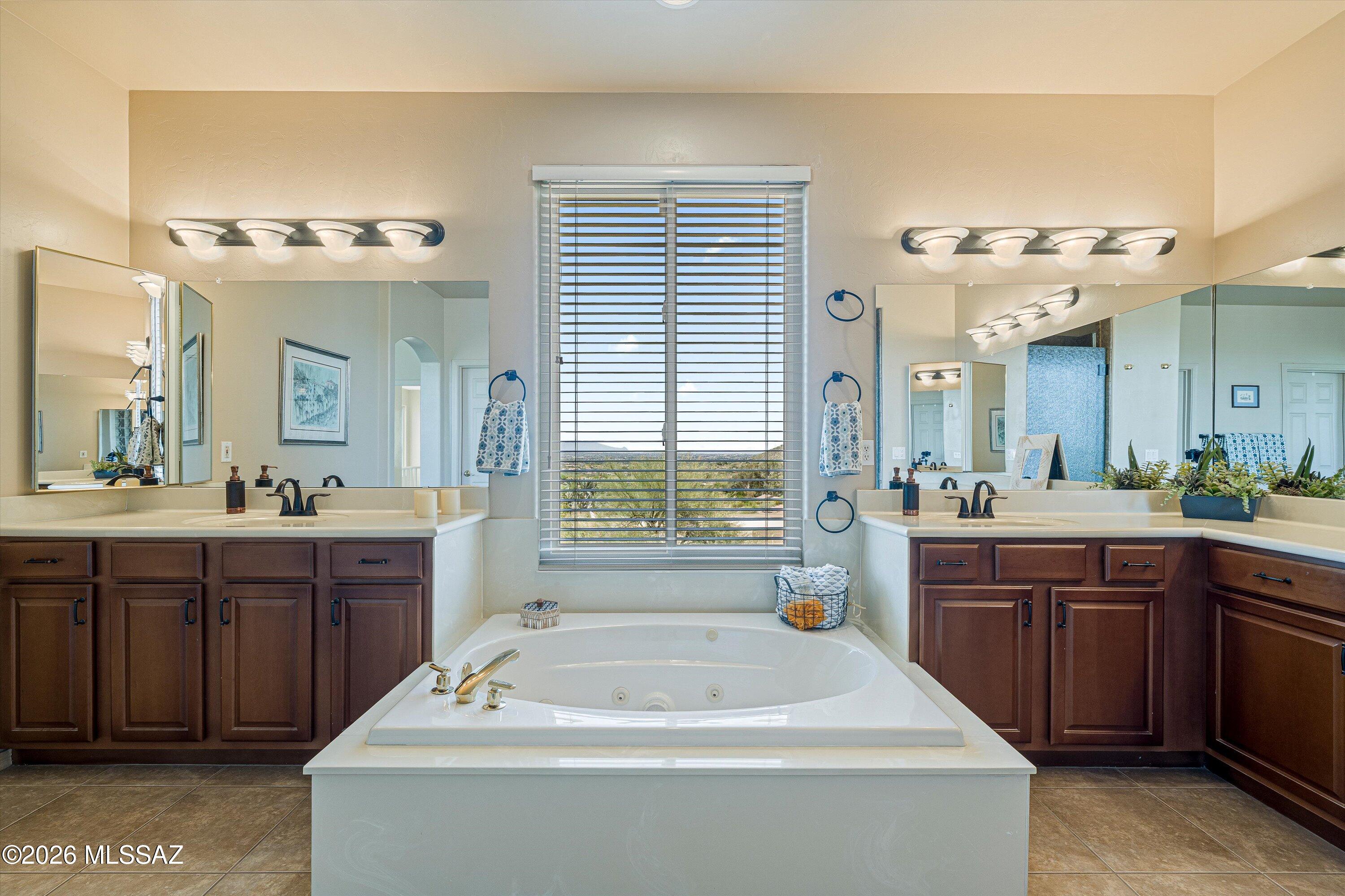 7452 East Ridge Point Road Tucson, AZ 85750 - Photo 23 of 42 29-Primary Bathroom Soaking Tub