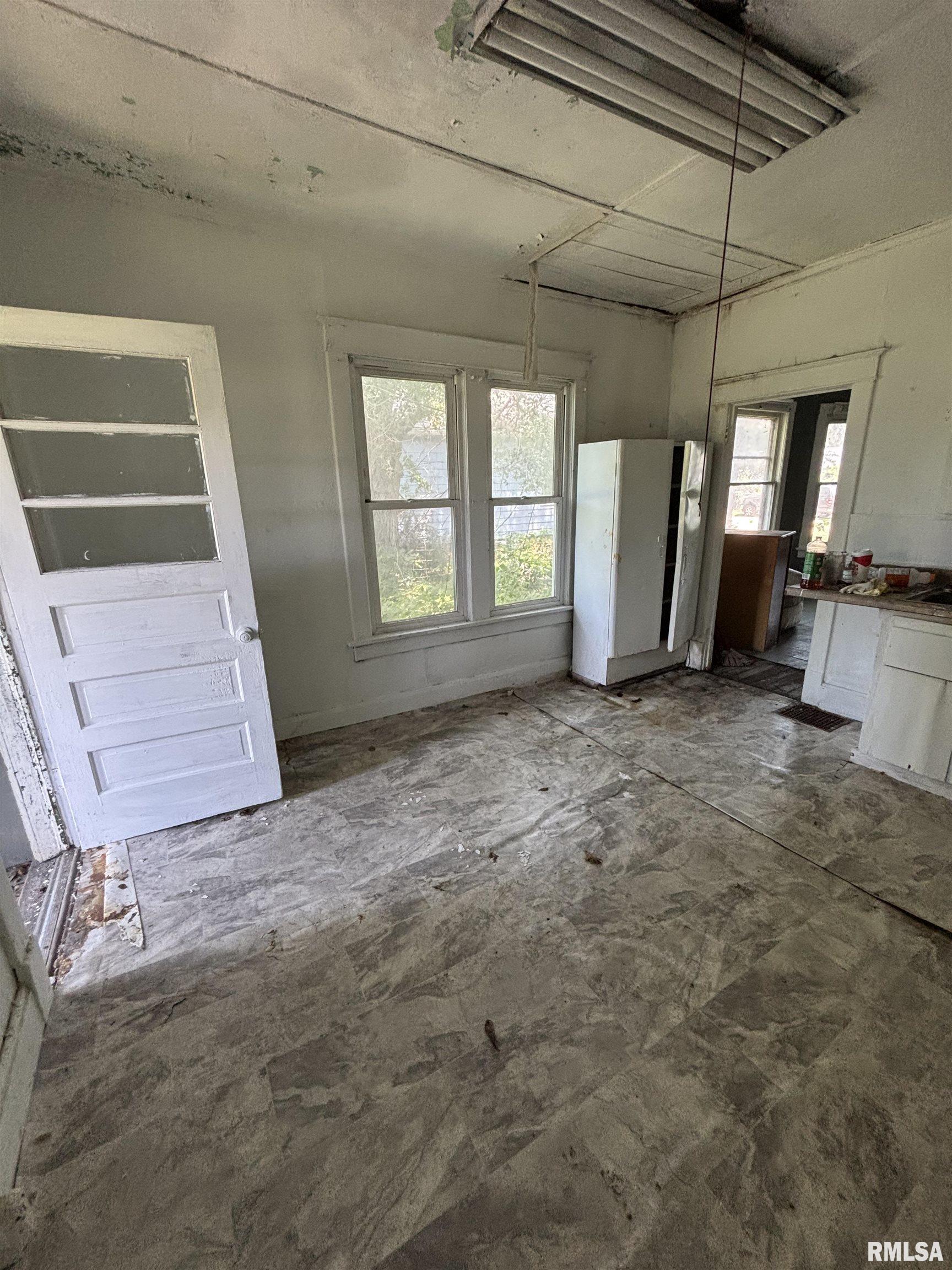 205 2nd Street South Pekin, IL 61564 - Photo 7 of 41
