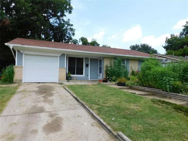 a view of a house with yard and plants