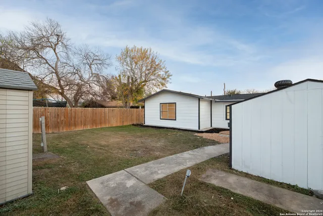 $2,300 | 636 Southeast Terrace, New Braunfels, TX 78130