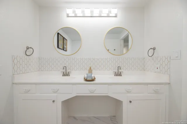 $2,300 | 636 Southeast Terrace, New Braunfels, TX 78130