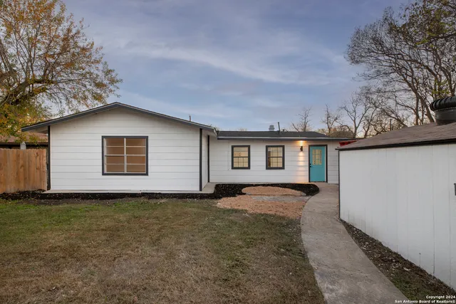 $2,300 | 636 Southeast Terrace, New Braunfels, TX 78130