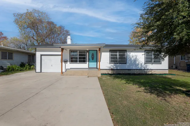 $2,300 | 636 Southeast Terrace, New Braunfels, TX 78130