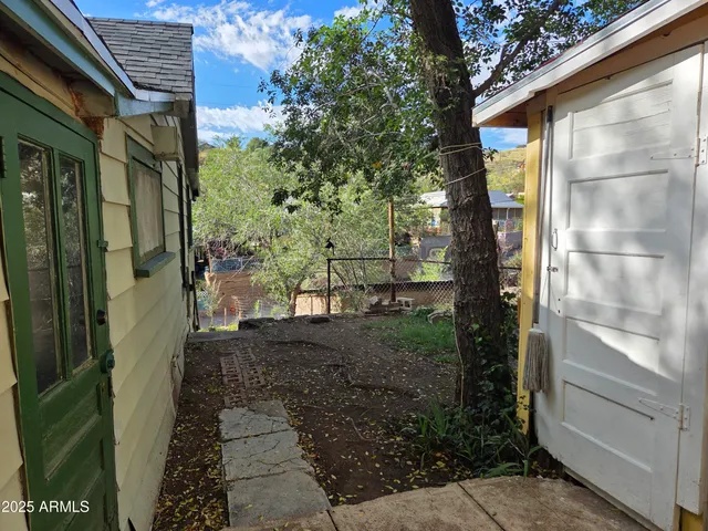 a view of a pathway of a house