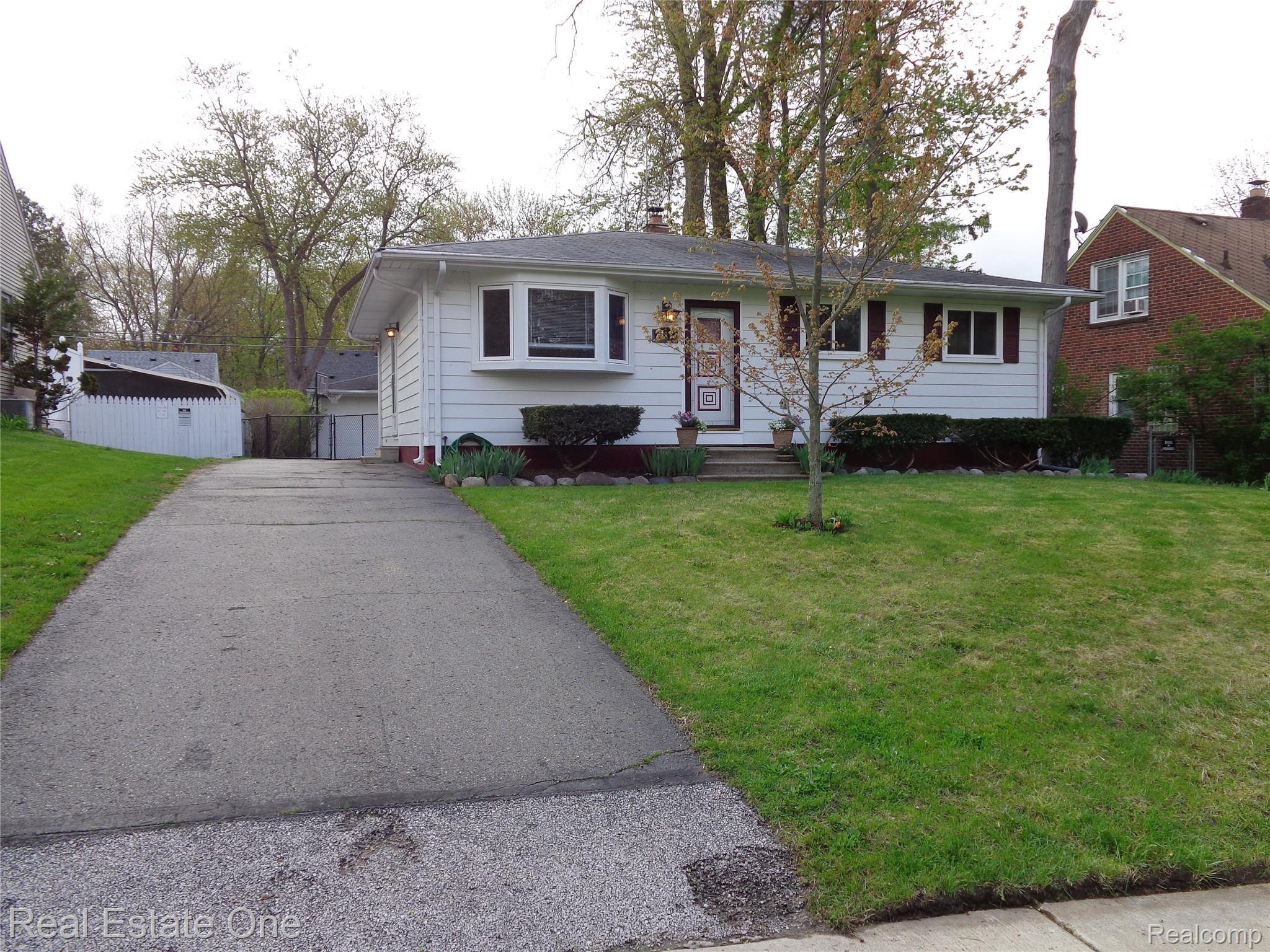 381 Dover Road Waterford, MI 48328 - Photo 1 of 22 DOVER FRONT.JPG
