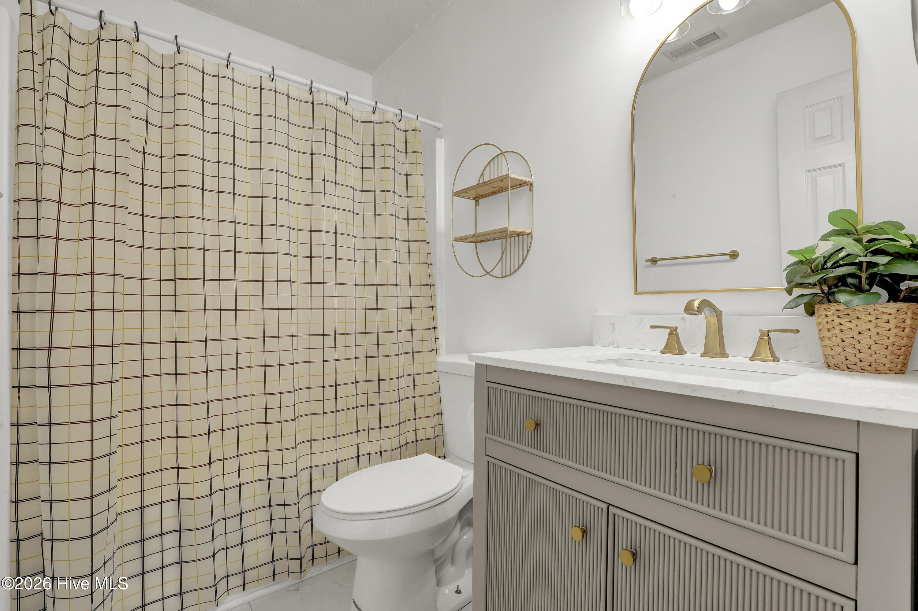 527 Raintree Road Jacksonville, NC 28540 - Photo 23 of 43 Bathroom 2