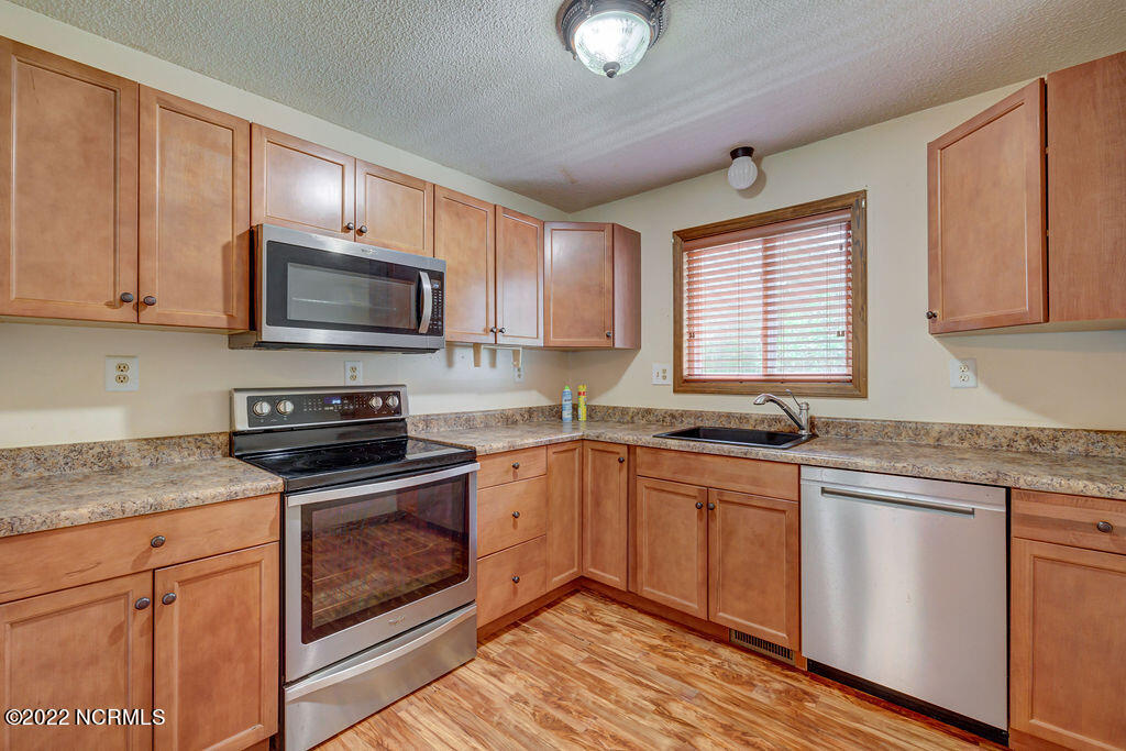 633 Hidden Valley Road Wilmington, NC 28409 - Photo 12 of 27 633HiddenValleyInteriors-11
