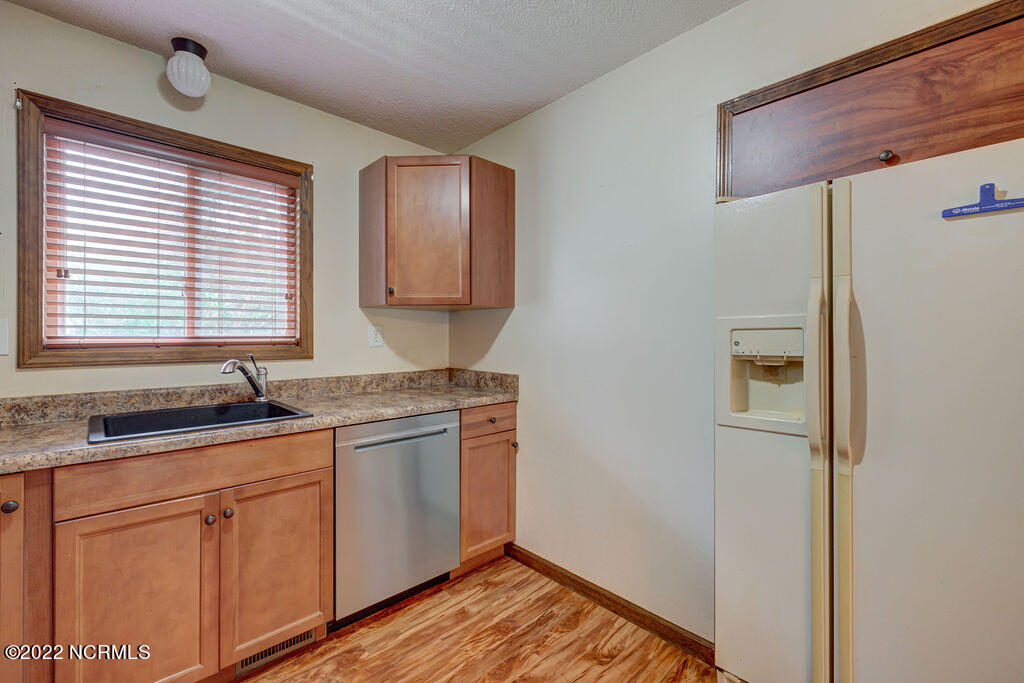 633 Hidden Valley Road Wilmington, NC 28409 - Photo 13 of 27 633HiddenValleyInteriors-12