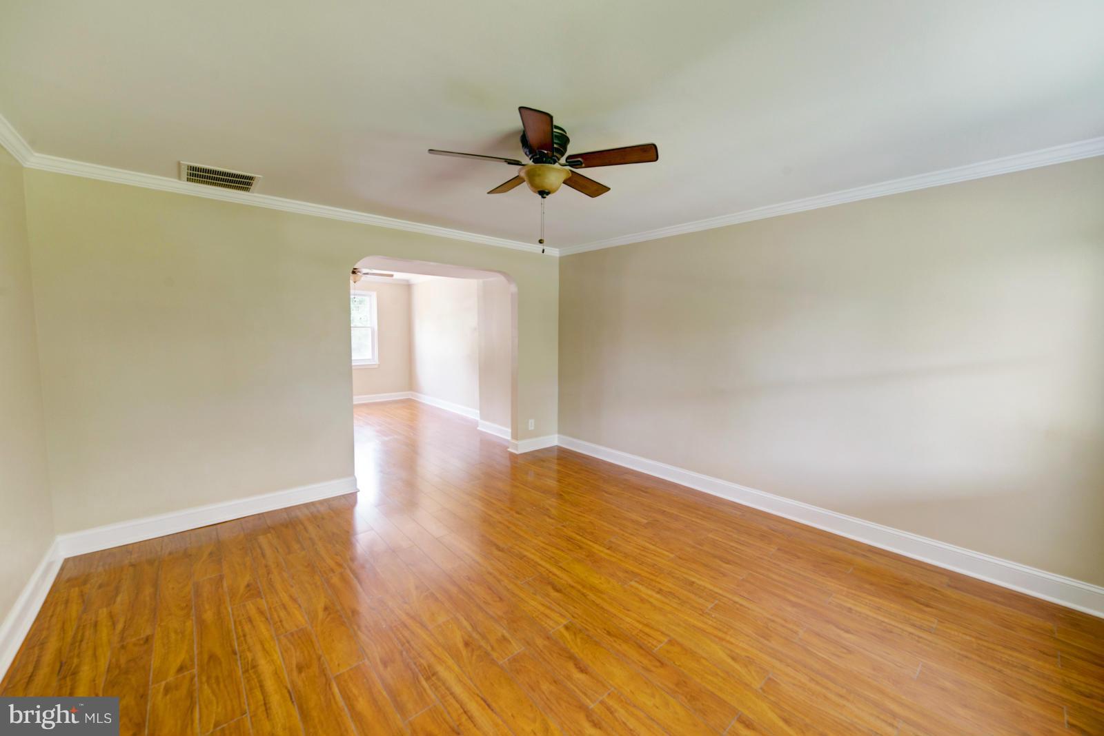 233 Ridge Avenue Baltimore, MD 21286 - Photo 7 of 16 Living Room