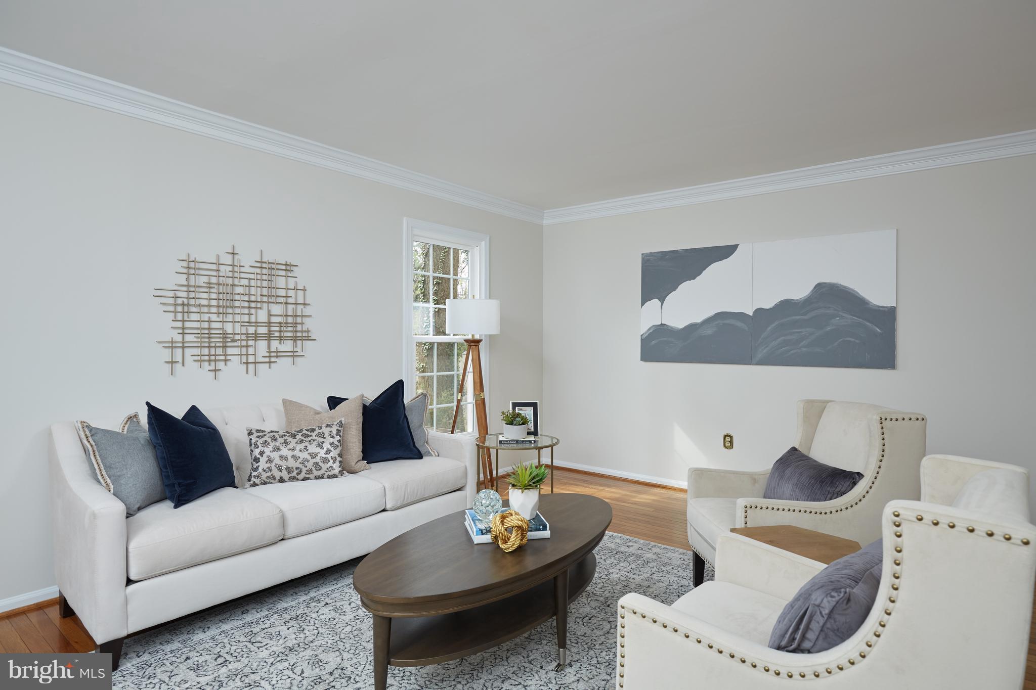 2713 Glencroft Road Vienna, VA 22181 - Photo 4 of 29 Living Room