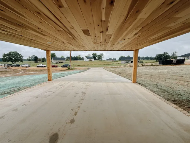 a view of a backyard