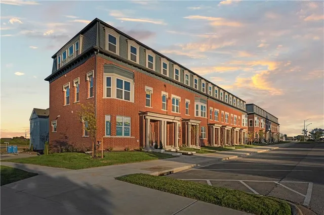 $350,000 | 451 Southwest Longview Boulevard, Lee's Summit, MO 64081