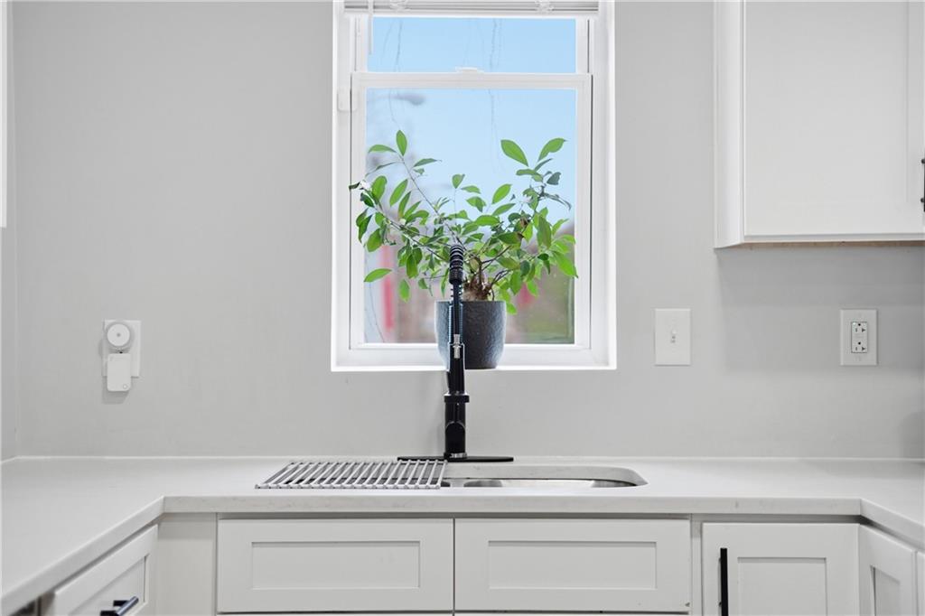 4615 Plummer Street Pittsburgh, PA 15201 - Photo 15 of 39 Granite countertops and shaker cabinets.