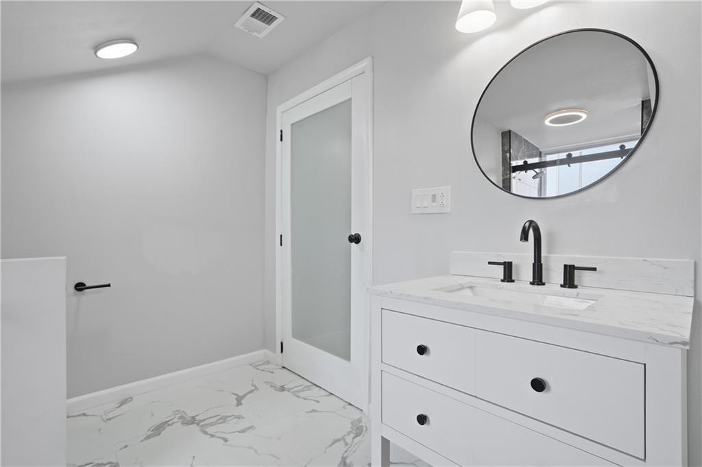 4615 Plummer Street Pittsburgh, PA 15201 - Photo 28 of 39 Second full bathroom on third floor. Updated and modern.