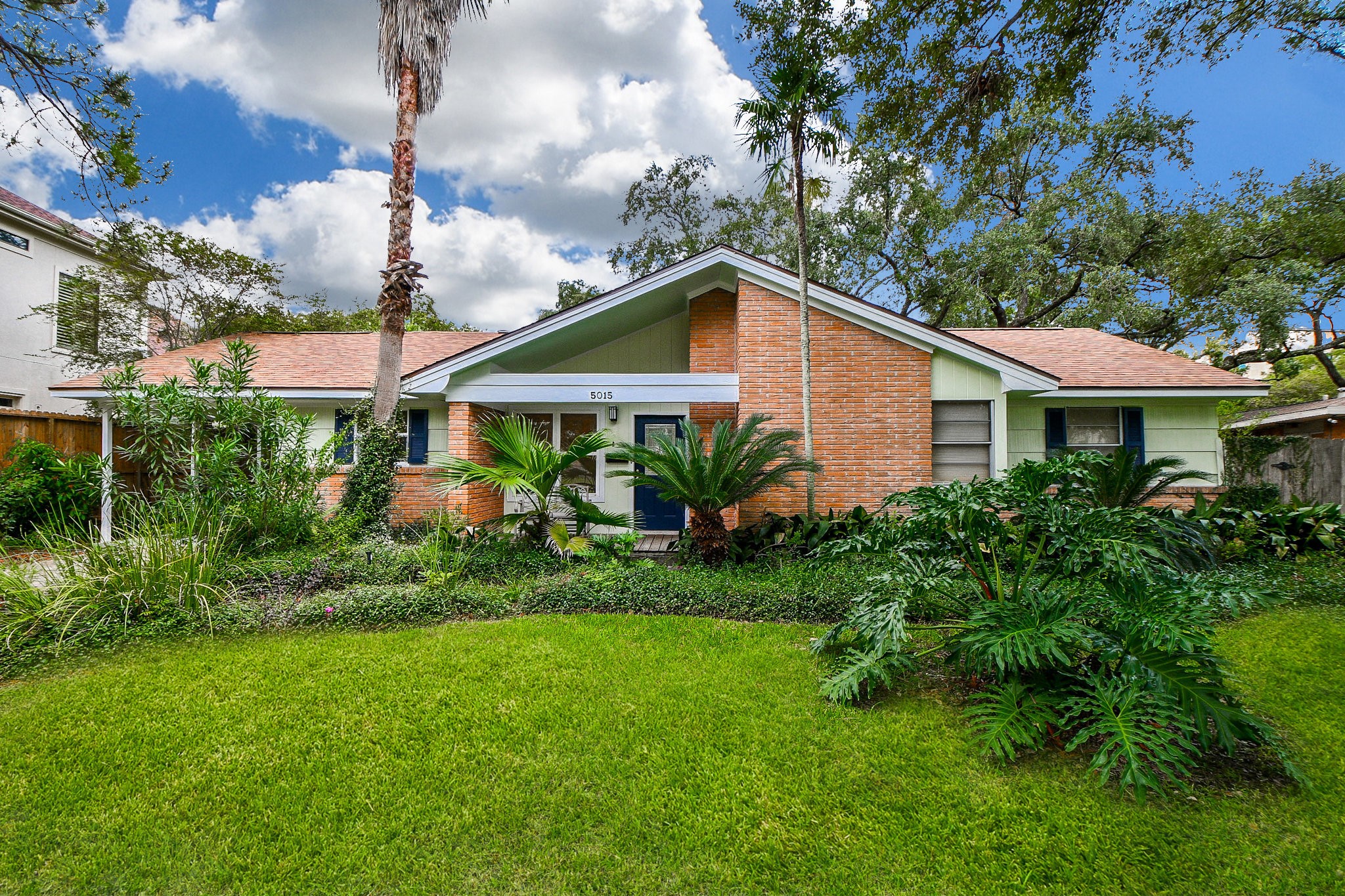 a view of a house with a yard and plants