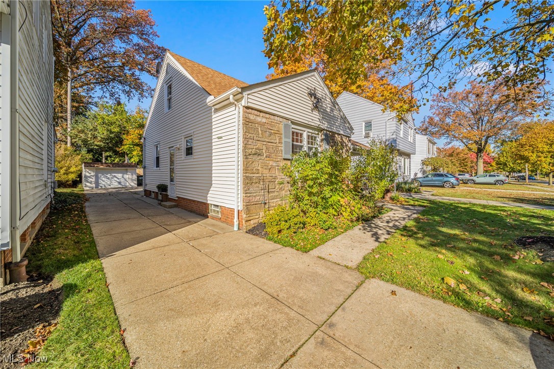 1054 Argonne Road Cleveland, OH 44121 - Photo 4 of 41