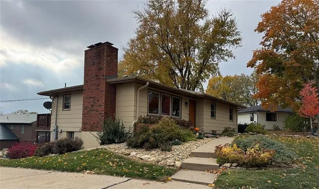 $329,900 | 7106 Lundeen Drive, Country Club, MO 64505