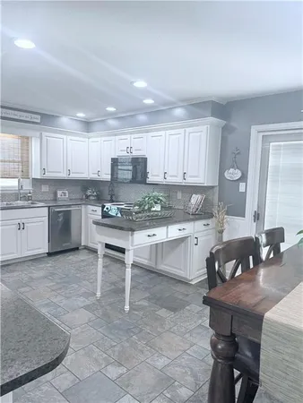 $324,900 | 7106 Lundeen Drive, Country Club, MO 64505