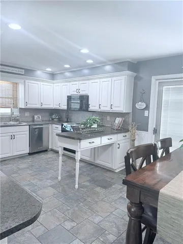 $329,900 | 7106 Lundeen Drive, Country Club, MO 64505