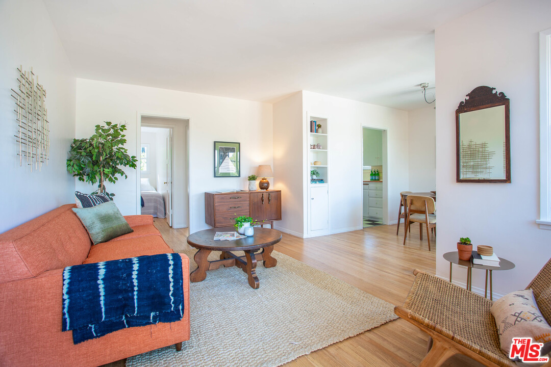 2404 Riverside Place Los Angeles, CA 90039 - Photo 11 of 25 Gallery Image 11