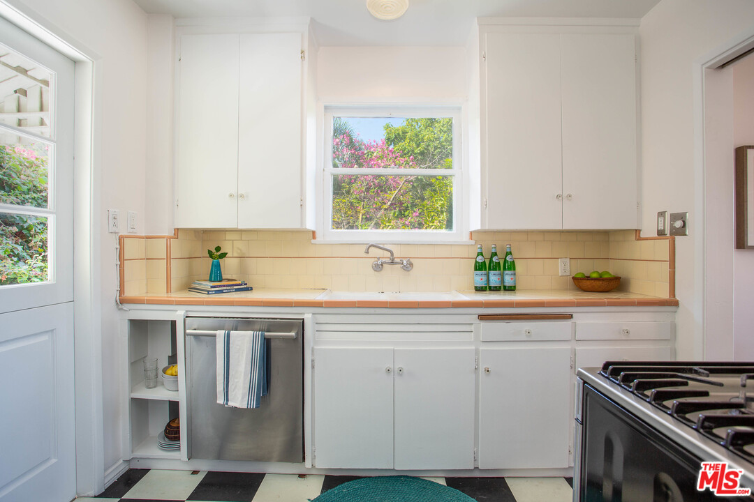 2404 Riverside Place Los Angeles, CA 90039 - Photo 16 of 25 Gallery Image 16