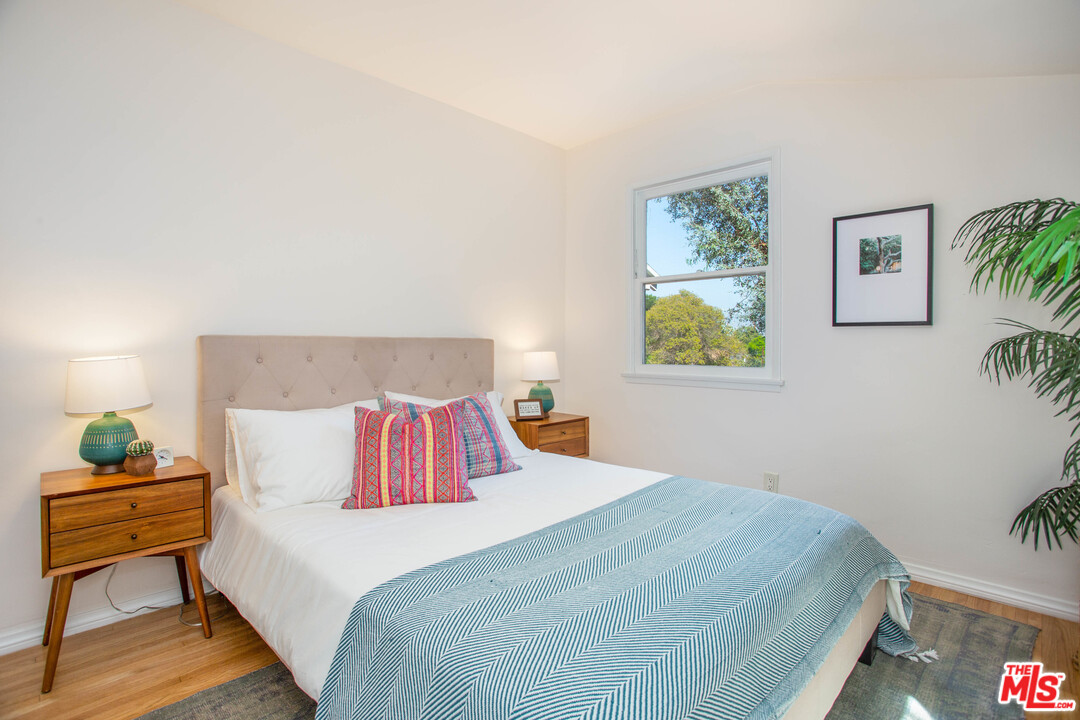 2404 Riverside Place Los Angeles, CA 90039 - Photo 17 of 25 Gallery Image 17